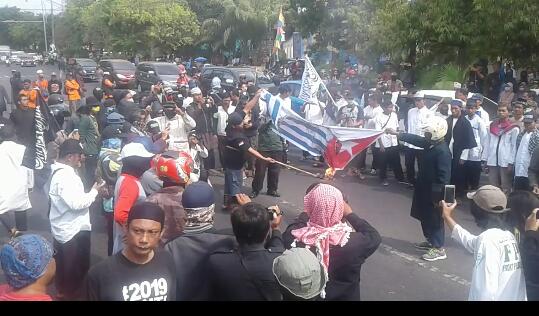 Bakar Bendera OPM, Aksi Solidaritas Wamena di Solo Tuntut Jokowi Serius Atasi Konflik